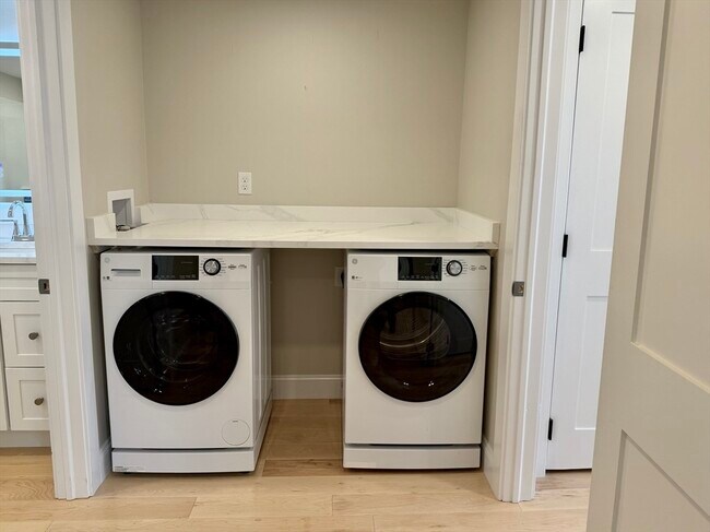 Building Photo - 15 River St