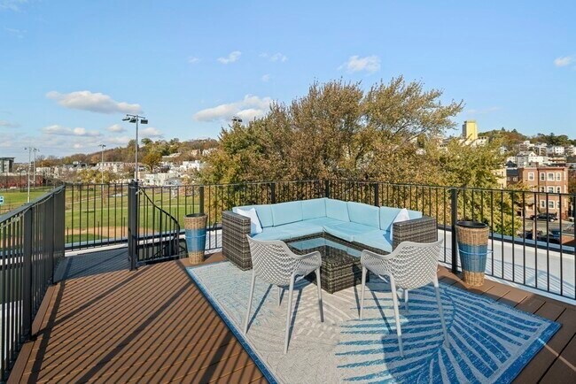 Building Photo - 946 Saratoga St