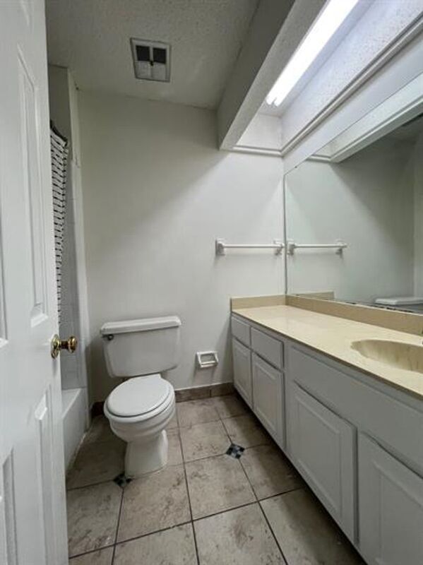 Building Photo - 1694 Belvedere Ct