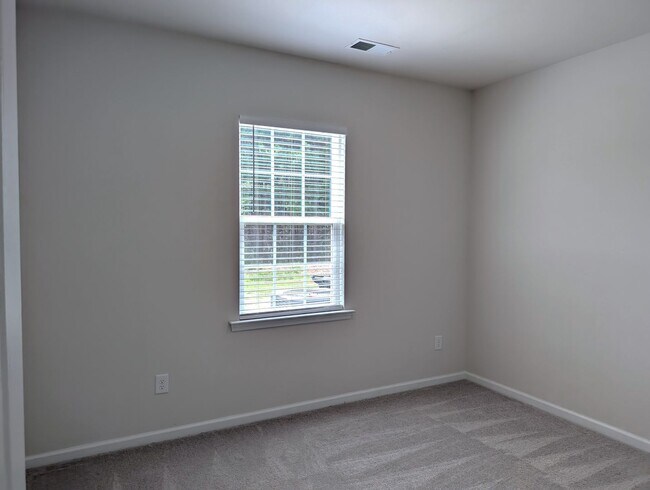 Building Photo - Move-in ready Ranch Style Home Located in ...