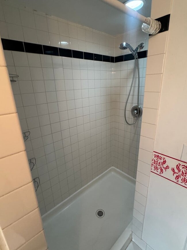 Building Photo - Spacious Home with Great Location