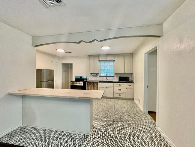 Building Photo - Fully Updated & Unbeatable Location
