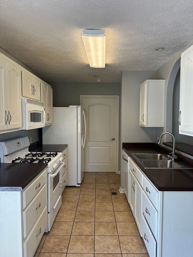Building Photo - 2024 Stafford Dr