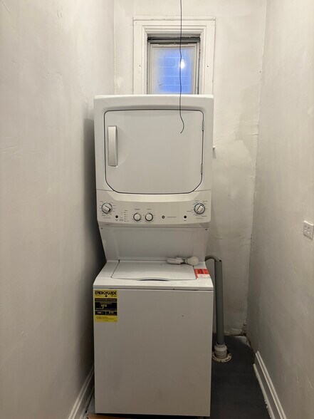 In unit washers/dryer - 1435 W Melrose St
