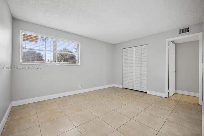 Building Photo - 850 E Commercial Blvd