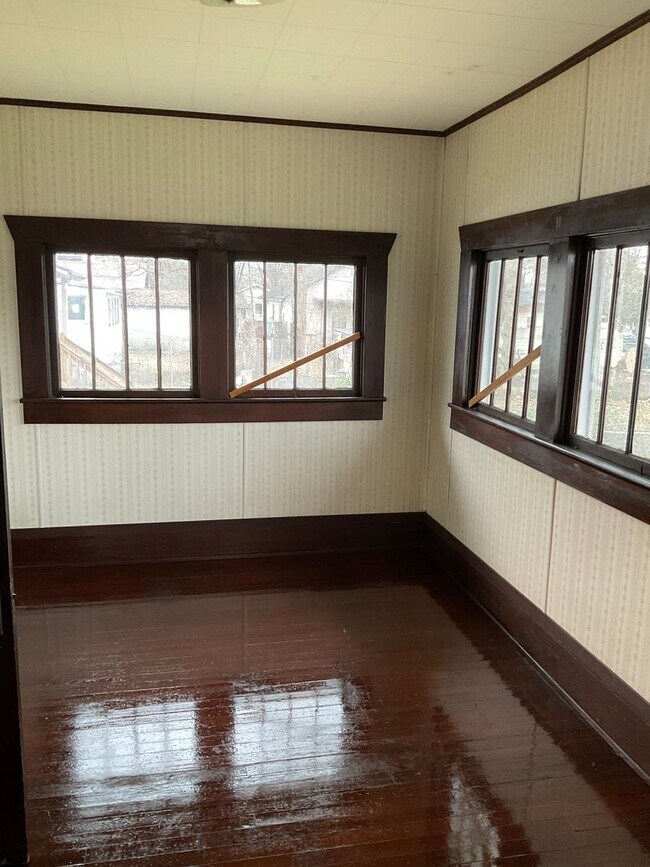 Building Photo - Move In Special Offered! PRICE REDUCED!
