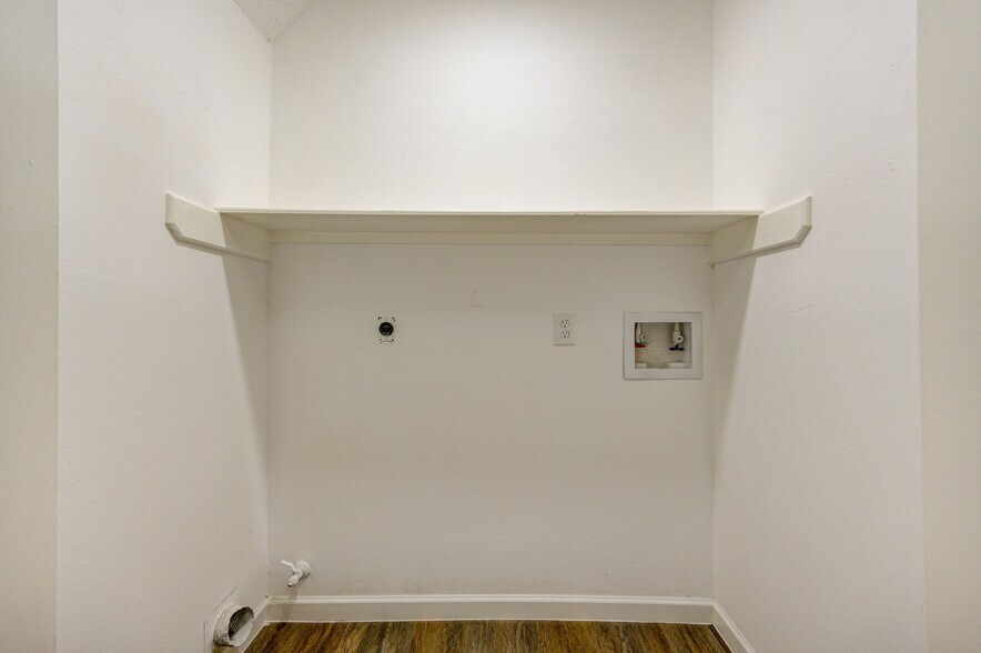 Building Photo - 8418 Mosshang Ct