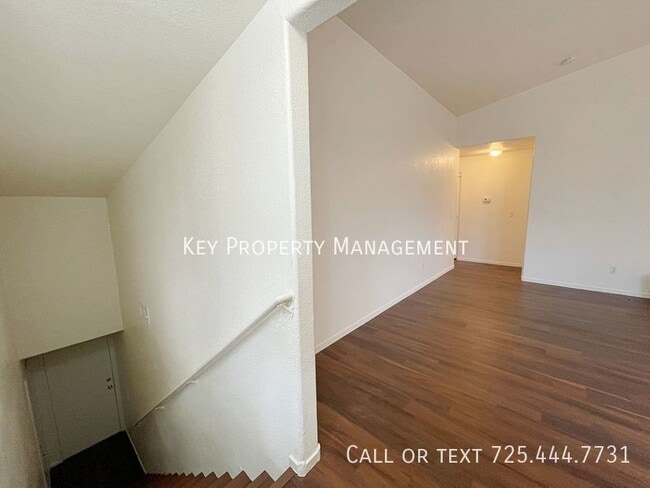 Building Photo - 1400+SF TOWNHOME W/ 1 CAR GARAGE AND ALL A...