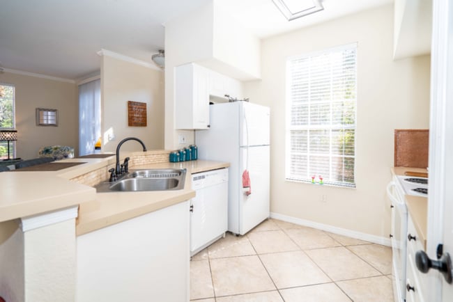 Building Photo - "Charming 2-Bed, 2-Bath Townhouse Retreat in Tampa's Serene White Lake Court!"