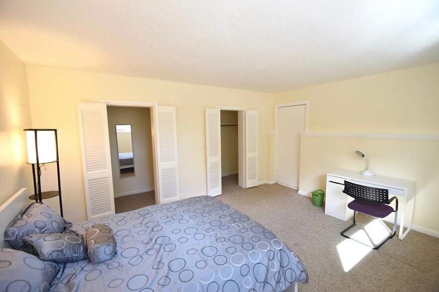 Bedroom (old photo w/ carpet). - 20 School Ave