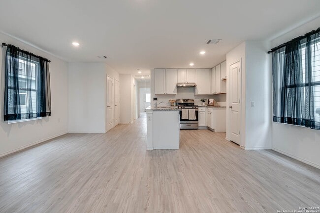 Building Photo - Super cute 3 Bedroom 2 Bath Home Southside...