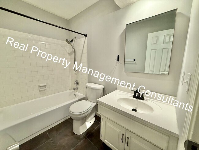 Building Photo - 3 Bed 2 Bath Modern Home in Prime Location!