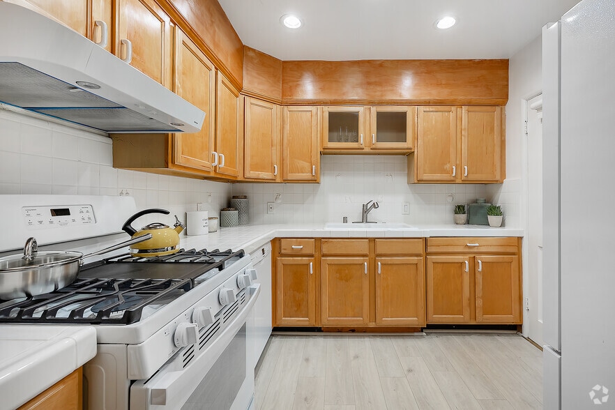 1BR, 1BA - 775SF - Kitchen - 342 N Oakhurst Dr