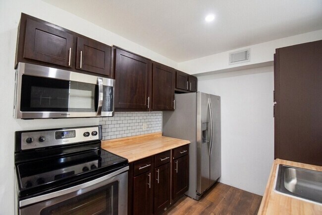 Building Photo - 433 Sunset Dr