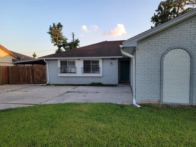 Building Photo - 14510 Roundstone Ln