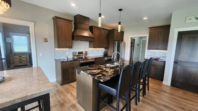 Building Photo - 5 Bedroom, 3 Full Bathroom House with 3 Ca...