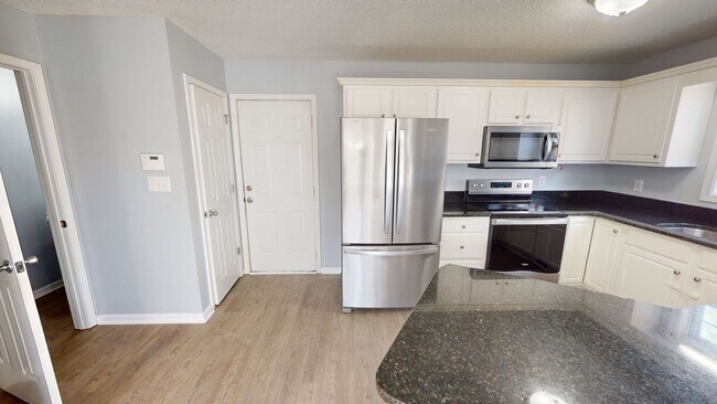 Building Photo - Spacious home near Fort Bragg, Schools, & Shopping!