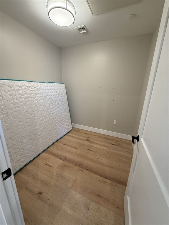 Building Photo - "Charming 1-Bed Boston Retreat with Granite Touches, Cozy Fireplace & Hardwood Elegance!"