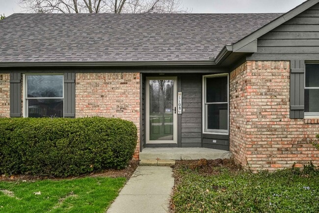 Building Photo - 1108 Redwood Dr