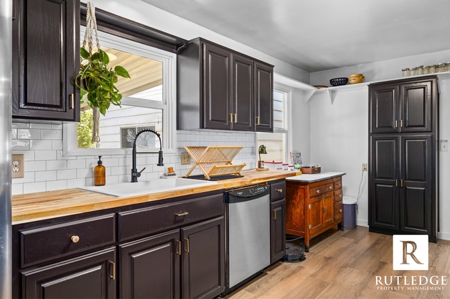 Building Photo - REMODELED! 3 Bed/2 Bath Home in Central Point