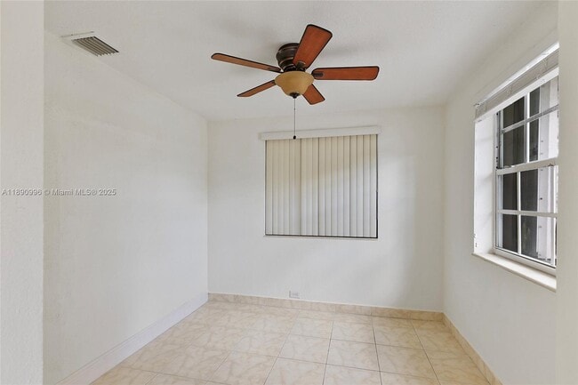 Building Photo - 450 NW 40th Ct