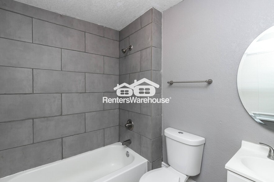 Building Photo - 4105 Oak St