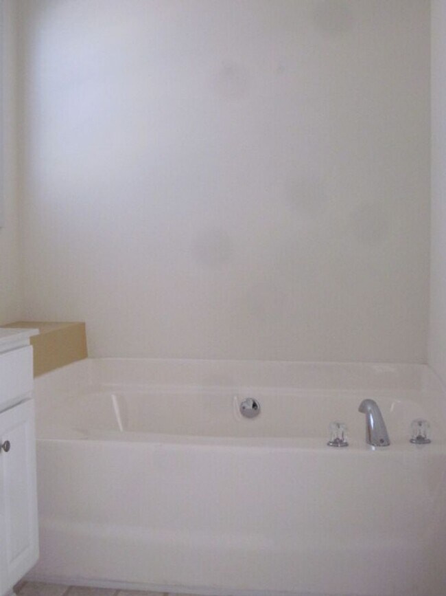 Building Photo - Awesome 3 Bedroom in Pinecrest!