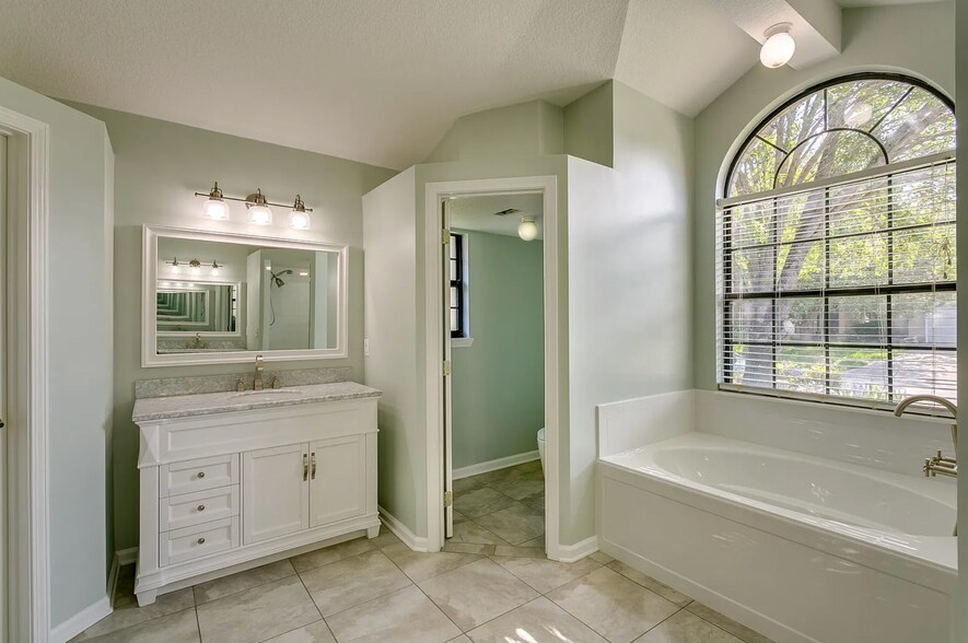 Master bath - 4430 Autumn River Rd E