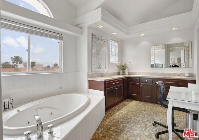 Building Photo - 6471 Zuma View Pl