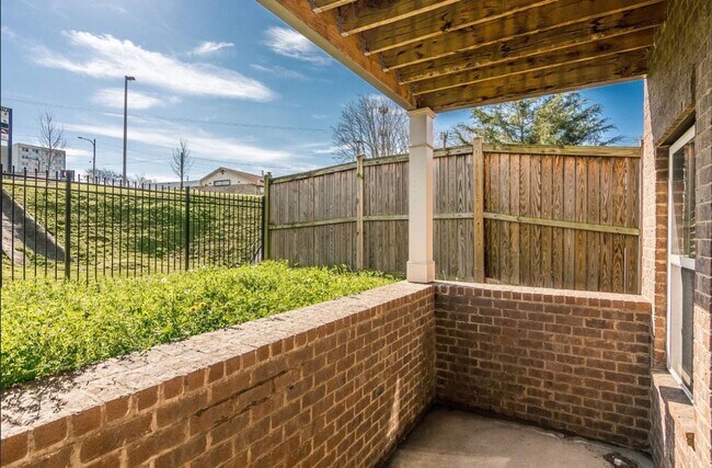 Building Photo - Belmont / Vanderbilt University Condo!!