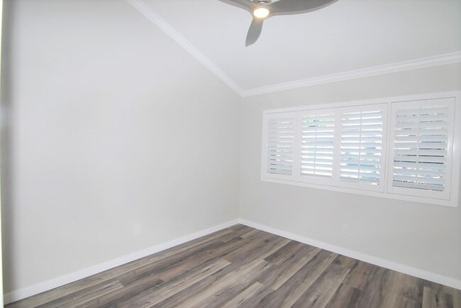 Building Photo - Stunning Fully Remodeled Condo in Costa Mesa