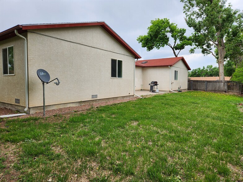 Shared backyard - 525 N Diamond Ave