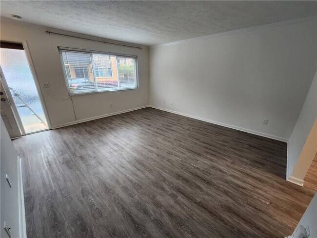 Building Photo - 120 Biscayne Dr NW