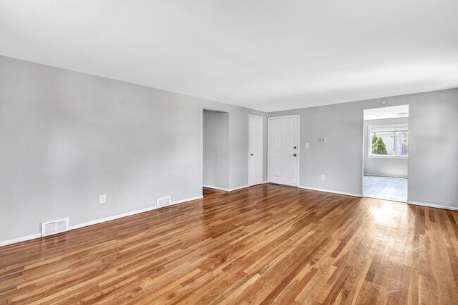 Building Photo - 150 Masarik Ave