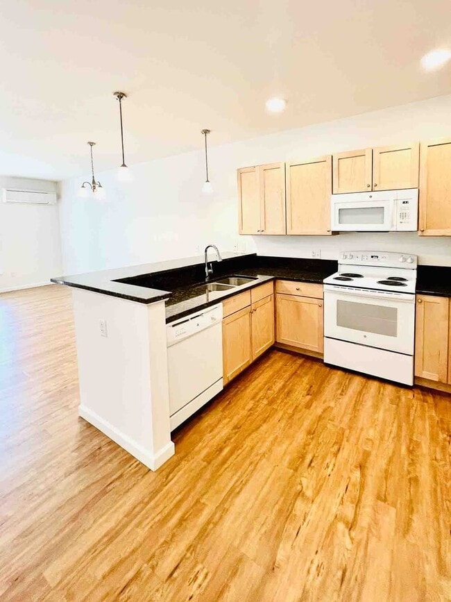Building Photo - 2 bed, 1 bath townhouse style apartment with washer & dryer provided (45 Griffin Ln #202)