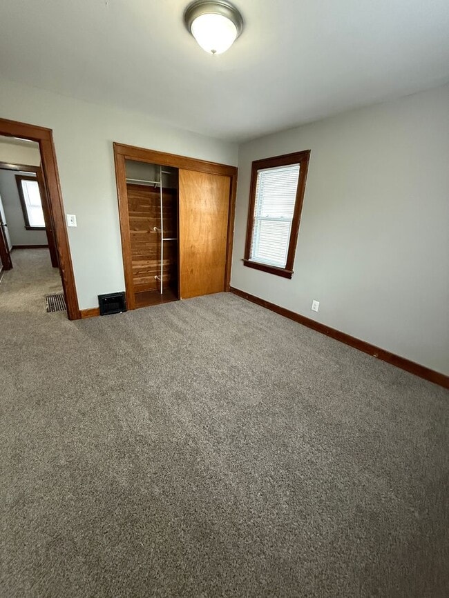 Building Photo - 3B / 1B home with over 1200 square feet!