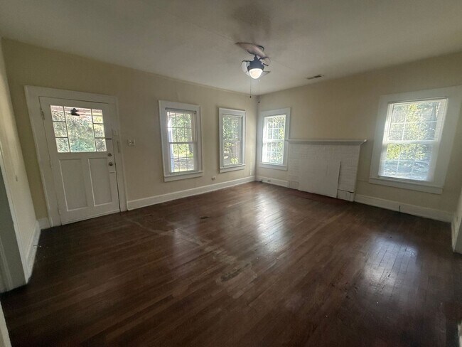 Building Photo - 911 Shady Oak Ln