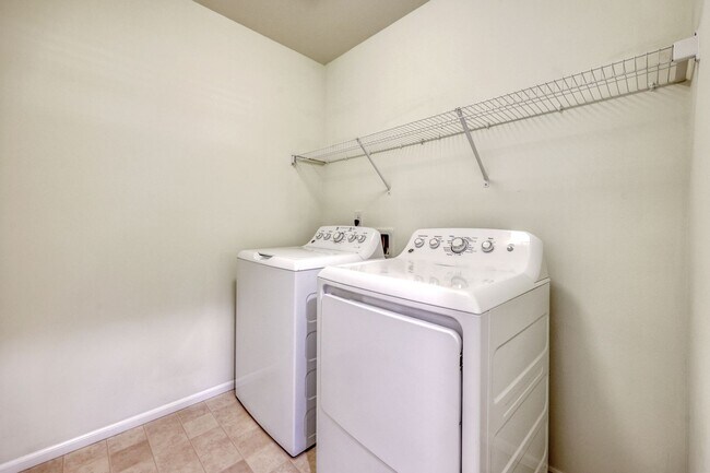 Building Photo - 4 bed plus den - easy I-5 access and JBLM commute. N Thurston School District