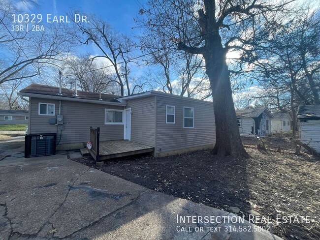 Building Photo - Charming 3Bed/1.5Bath with Carport and Bac...