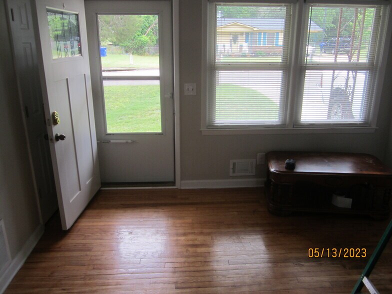 Living Room - 517 Beaulah Ave