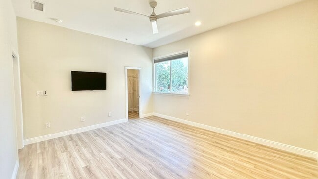 Building Photo - Stunning Fully Detached Casita on Private ...