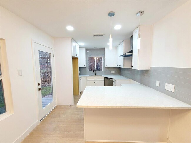 Building Photo - 317 W Houston Ave