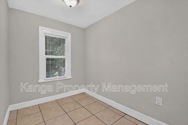 Building Photo - 887 7th St