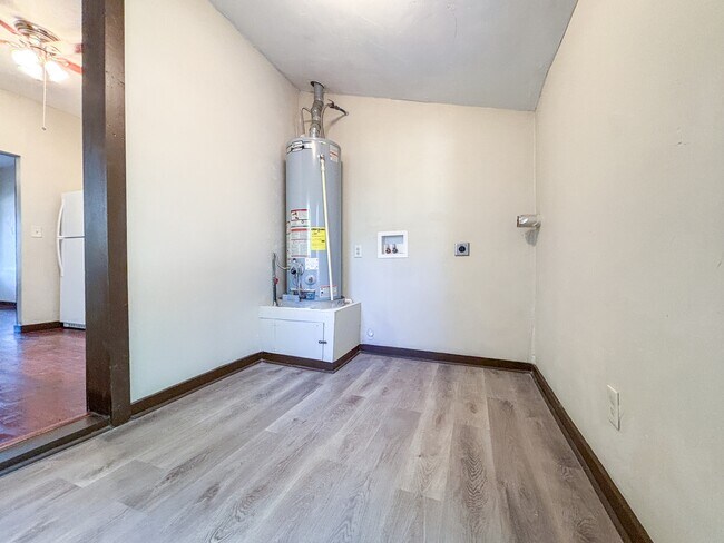 Building Photo - 124 S Krueger Ave