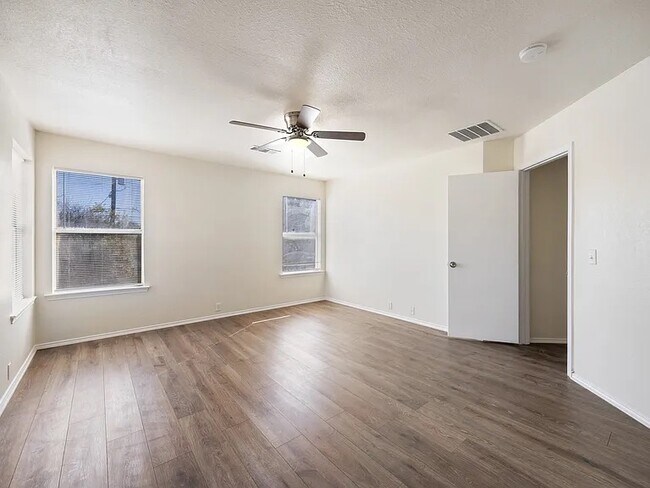 Building Photo - 211 Prentice Dr