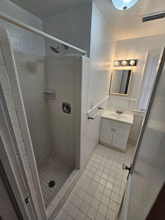 Building Photo - Charming 1/1 Home Just Minutes from Campus