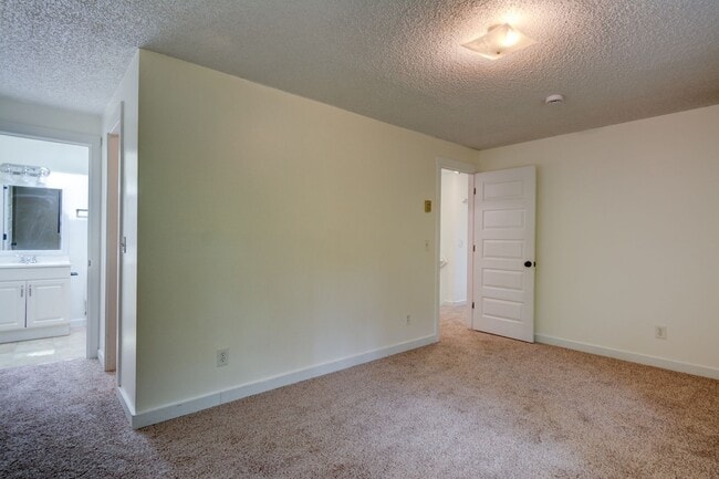 Building Photo - 3 Bedroom/2.5 bathroom townhouse centrally located Oak Harbor