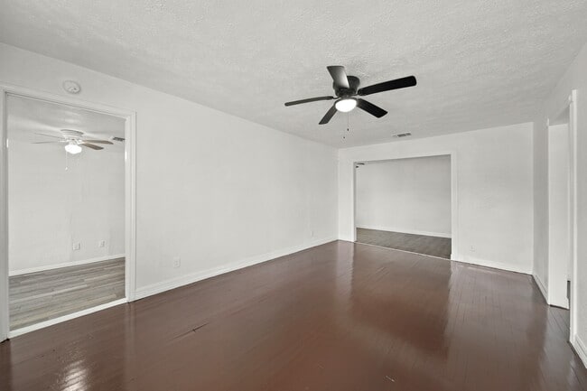 Building Photo - 606 W 7th St