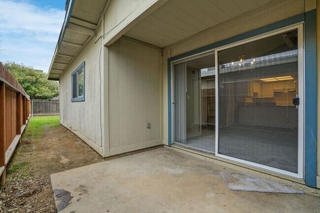 Building Photo - Beautiful duplex locate in Sacramento!