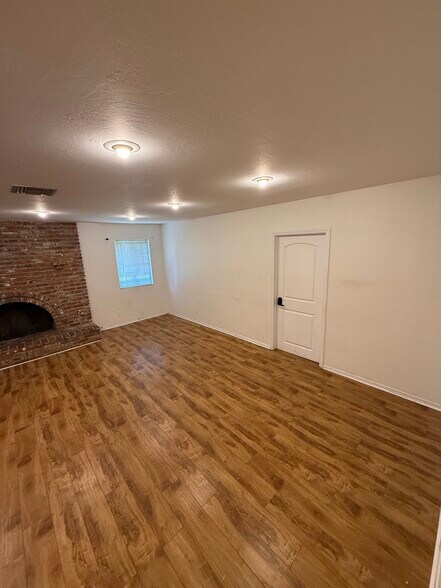 Building Photo - 9520 Hayvenhurst Ave